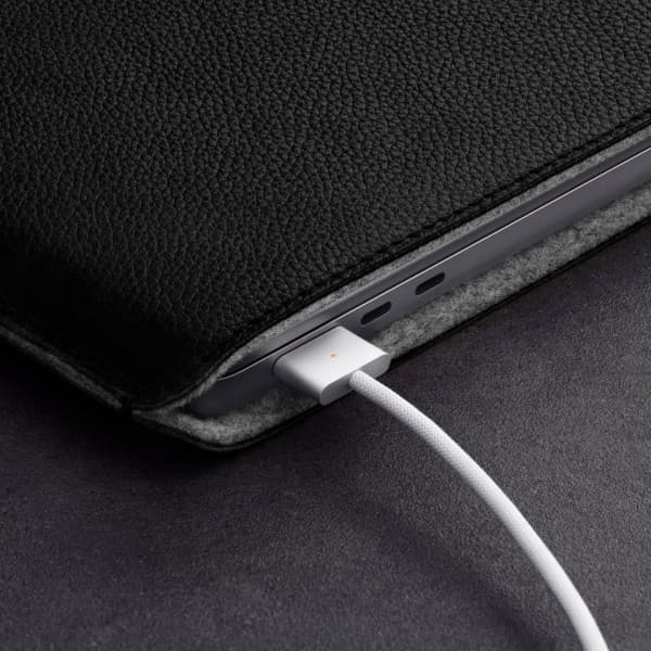 Woolnut Leather Sleeve -beskyttelseslomme 15" MacBook Air, sort