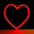 Miniatyrbild 2 av 3: Neon LED Hjärta med Väggfäste och USB-A Port Röd