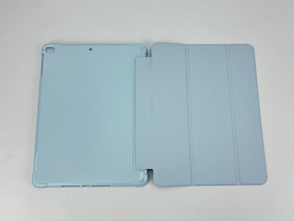 INF Skyddsfodral för iPad 17/18/Air1/Air2 - Blå Is (med pennfack)