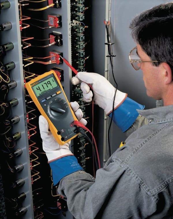 Fluke 175 Digital True-RMS multimeter