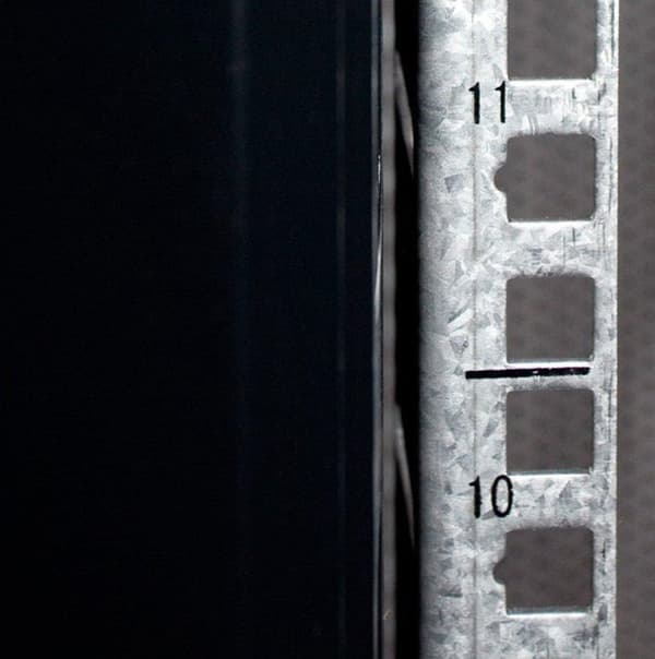 15U mini serverskab med perforeret låge 600x600x860mm (BxDxH)