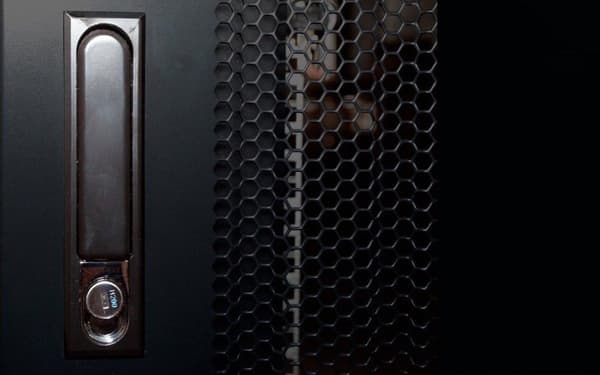 15U mini serverskab med perforeret låge 600x600x860mm (BxDxH)