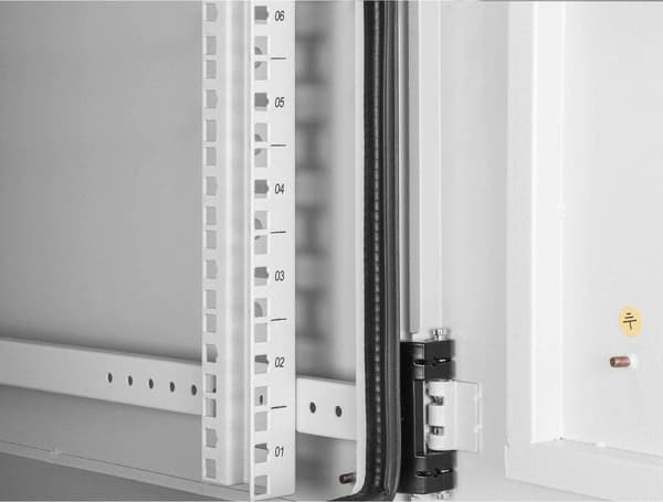 INTELLINET industriell IP55 48,30cm (19") väggfördelare med integrerade fläktar, 12 U 600 mm djup, kylaggregat med två fläktar integrerade i taket, da