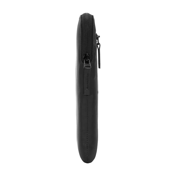 Incase Compact Sleeve Flight Nylon -kansi taskulla MacBook Prolle 14" (M3/M2/M1/2023-2021) (musta)