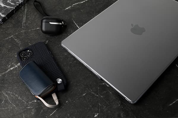 Moshi iGlaze Hardshell -kotelo - MacBook Air 13,6" M3 (2024) / M2 (2022) kansi (Stealth Black)