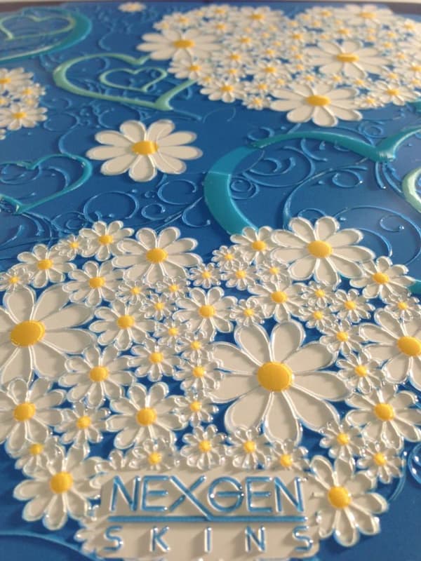 Nexgen Skins - Et sæt skins til etuiet med en 3D-effekt iMac 27" (Hearts and Daisies 3D)