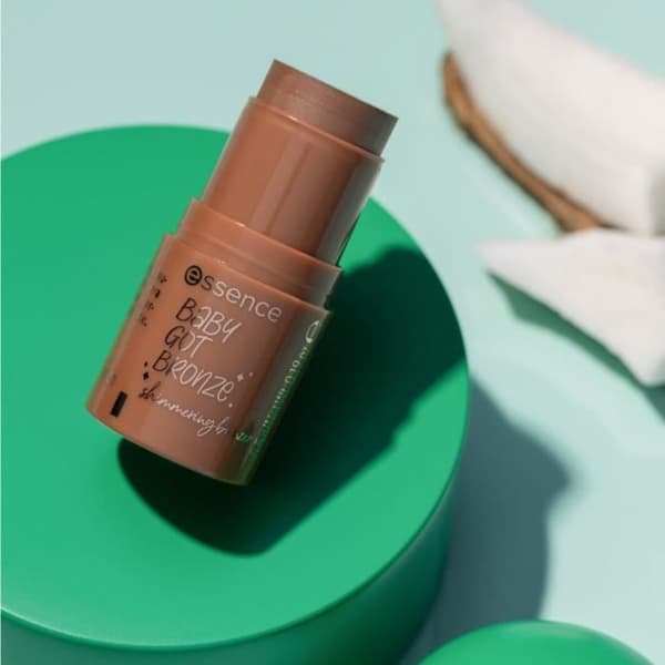 Bronzer i Stick - Essence - Baby Got Bronze - 20 Holiday Glow - Skimrande - 5,5g