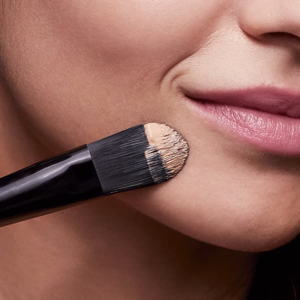Oriflame OnColour Power Up -meikkivoide - Lämmin norsunluunvärinen 30 ml