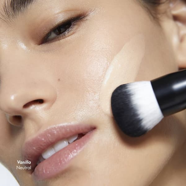 Oriflame THE ONE Illuskin Glow Reflective Foundation - Ljus elfenbensfärgad neutral 30 ml