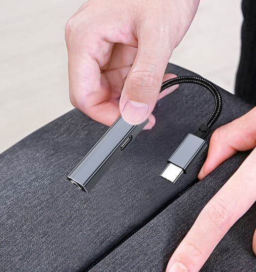 Typec to 3.5 Audio Converter 2 in 1 -lataussovitin kuulokkeille