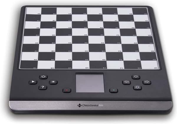 MILLENNIUM ChessGenius PRO 2024 - Skakcomputer for begyndere til klubskakspillere - hollandsk