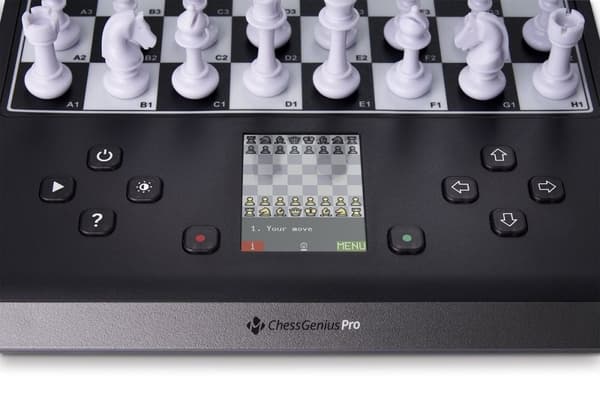 MILLENNIUM ChessGenius PRO 2024 - Skakcomputer for begyndere til klubskakspillere - hollandsk