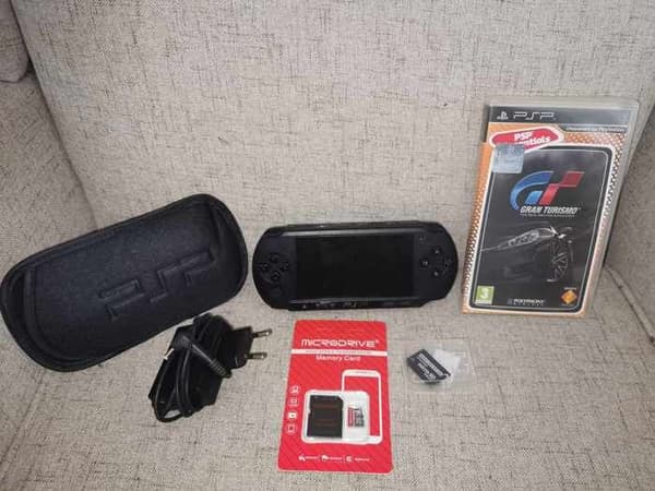 PSP Street Sony + Fodral + minneskort + Spel- USED
