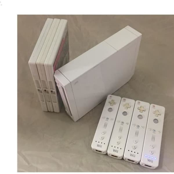 nintendo wii-konsol med 5 spel och 4 kontroller- USED