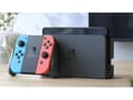 Miniatyrbild 4 av 4: Nintendo Switch OLED gamingkonsol med neon Röd/Blå -Joy-Con-kontroller