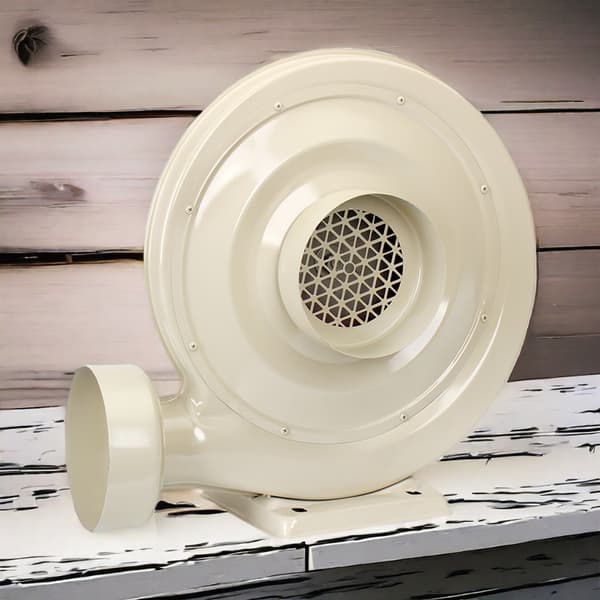Röksugande frånluftsfläkt, 550W effekt, effektiv luftvolym, låg ljudnivå.