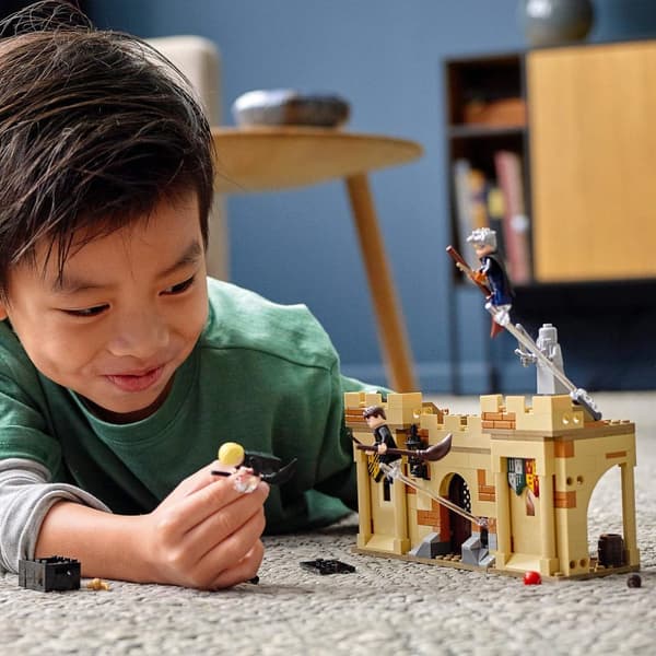 LEGO Harry Potter Tylypahka: Ensimmäinen lentotunti - 76395