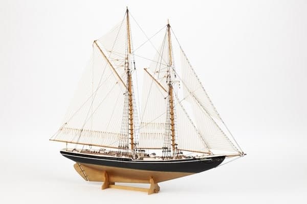 Billing Boats 1:100 Bluenose II -Wooden hull