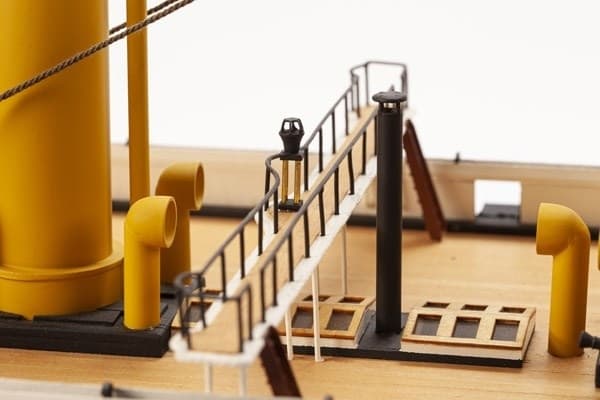1:100 HMS Warrior - Skrog i tre