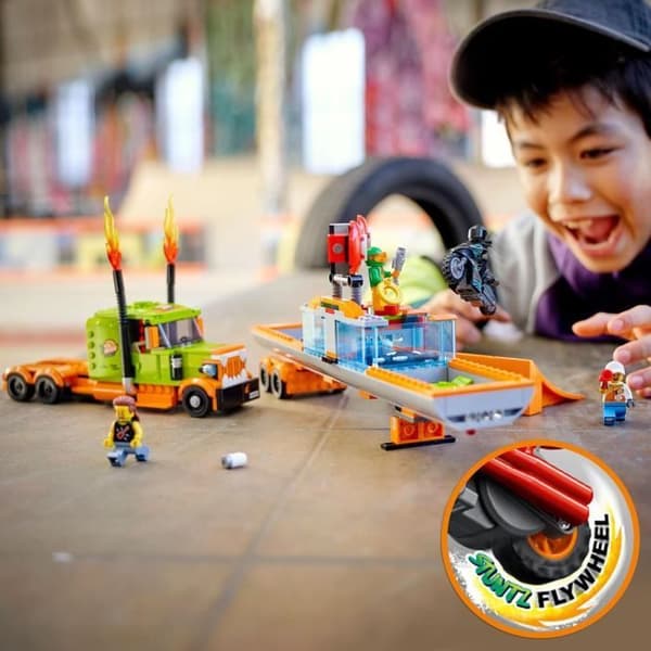 LEGO® 60294 City Stuntz Stuntshowlastbilen, tillbakadragande motorcykel, handfat, byggleksak för barn