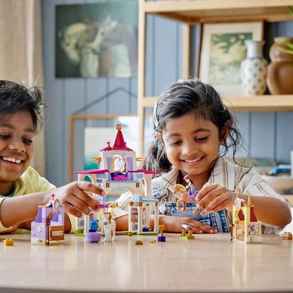 LEGO® Disneys Belle och Rapunzels kungliga stall 43195 Byggleksak med häst och minifigurer