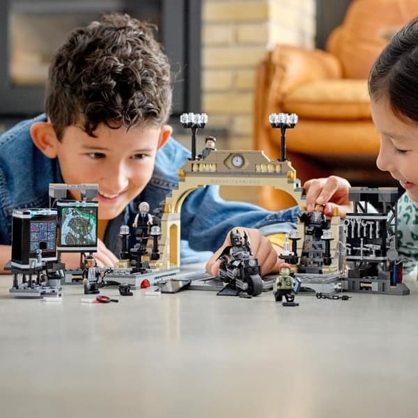 LEGO® 76183 DC Batman Batcave: Clash of the Rphinx, leksaksmotorcykel för barn över 8 år, med Catwoman och Alfred