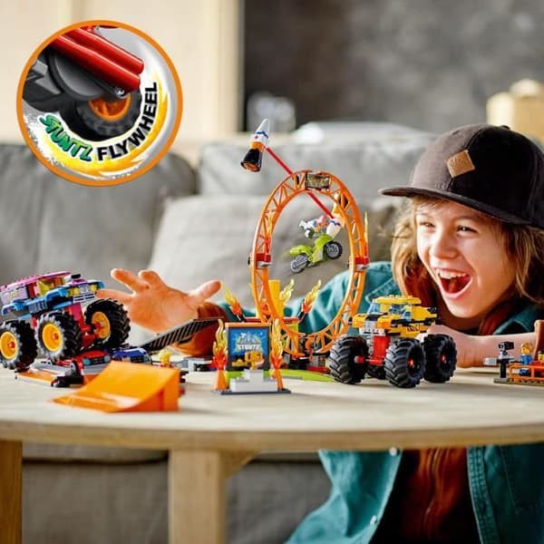 LEGO® 60295 City Stuntz Stunt Show Arena, 2 monstertruckar och leksaksbilar, Pull-Down Motorcykel, Circle