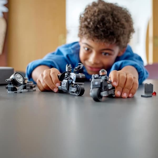 LEGO® DC 76179 Batman och Selina Kyles byggleksak för motorcykeljakt