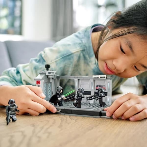 LEGO 75324 Star Wars Attack Of The Dark Troopers, Byggleksak, The Mandalorian, Luke Skywalker Minifigure, Barn 8 år