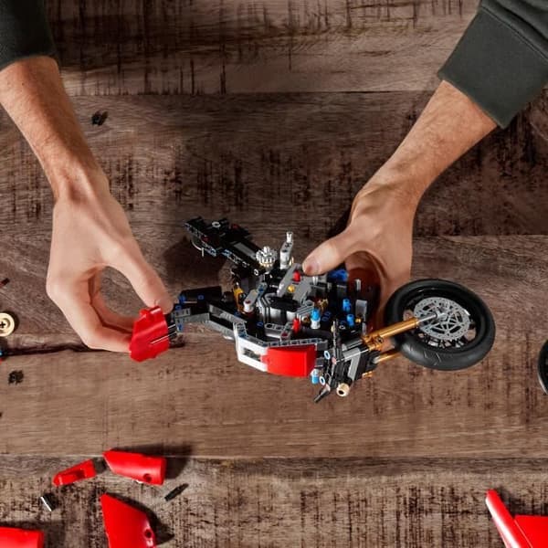 LEGO® Technic 42107 Ducati Panigale V4 R, Moto GP Model Kit, Ducati Motorcykelbyggd, Motorcykelleksak, Barn från 10 år och uppåt