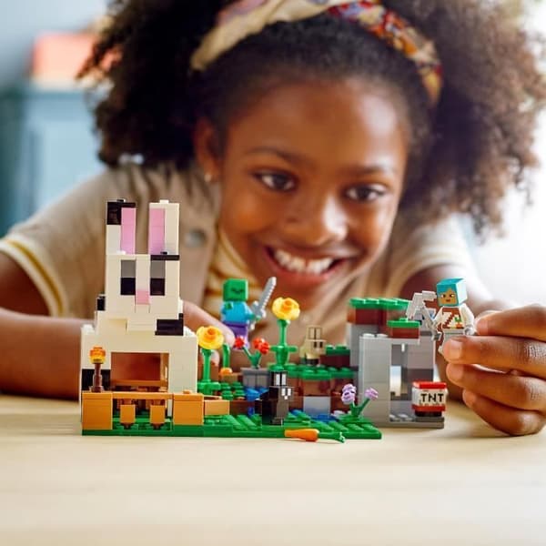 LEGO 21181 Minecraft The Rabbit Ranch, leksak, med husdjur, zombie, TNT minifigurer, pojkar och flickor från 8 år och uppåt