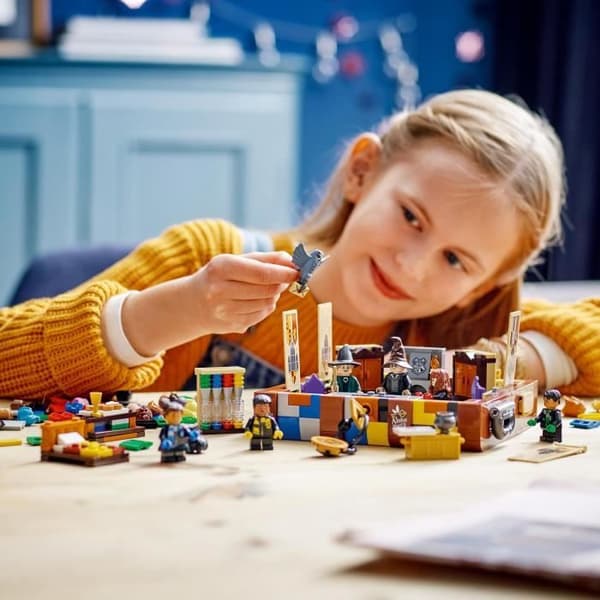 LEGO 76399 Harry Potter Hogwarts magiska kista, anpassningsbar leksak, tillbehör och karaktärsskapande, barn 8 år