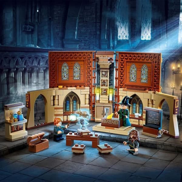 LEGO® Harry Potter 76382 Hogwarts: Förvandlingsklassen, leksak, bok, klassrumsbesvärjelse
