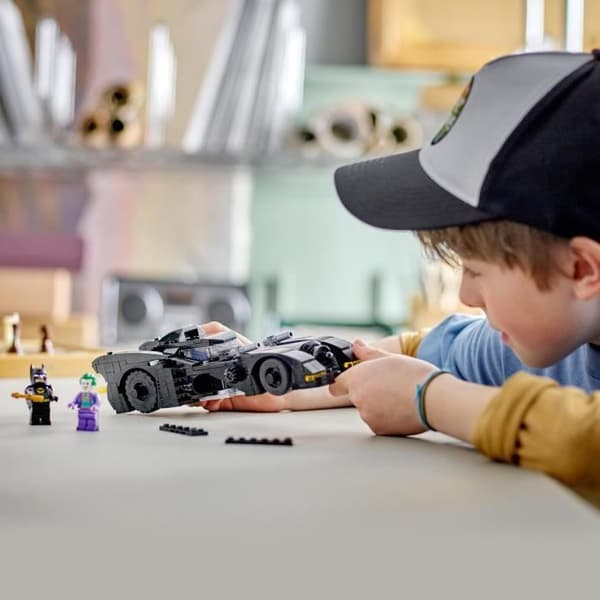 LEGO® DC 76224 Batmobilen: Batman &amp; Joker Pursuit, Batmobile billeksak, med minifigurer