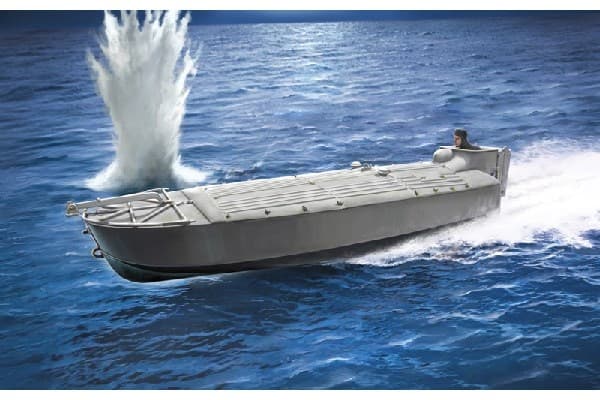 ITALERI 1:35 M.T.M. 'Barchino' with crew