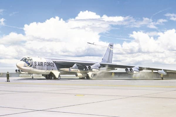 Italeri 1:72 B-52G Stratofortress Tidlig versjon med Hound