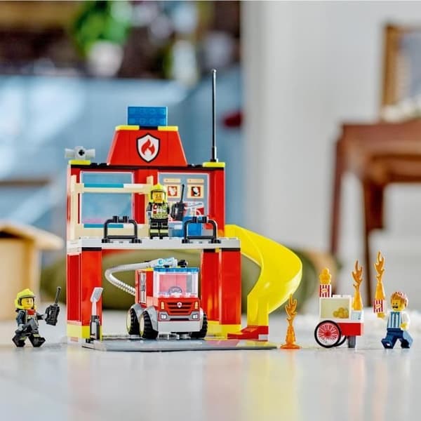 LEGO CITY 60375 Brandstationen och brandbilen, en nödfordonsleksak, utbildningsspel, 4 år gammal