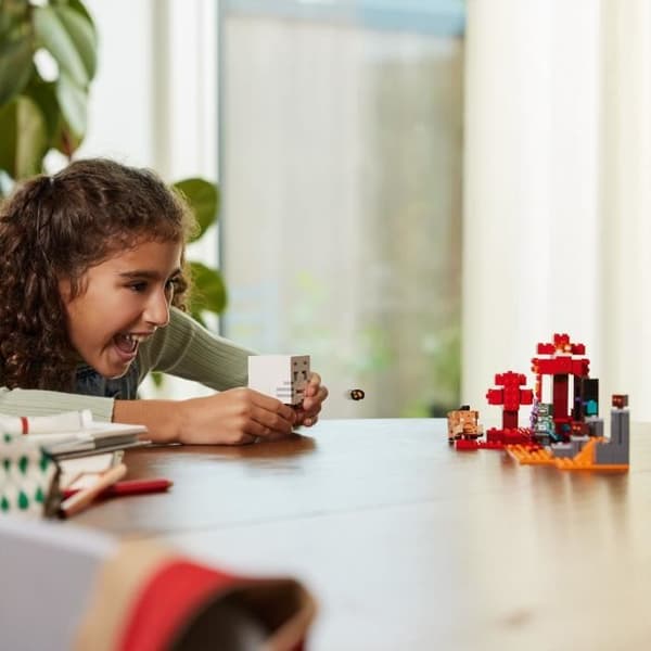LEGO 21255 Minecraft Nether Portal bakhåll, leksak med stridsscener och minifigurer, Hoglin-figur