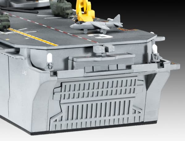 Revell US Navy Assault Carrier Wasp Class 1:700 Mallinrakennussarja