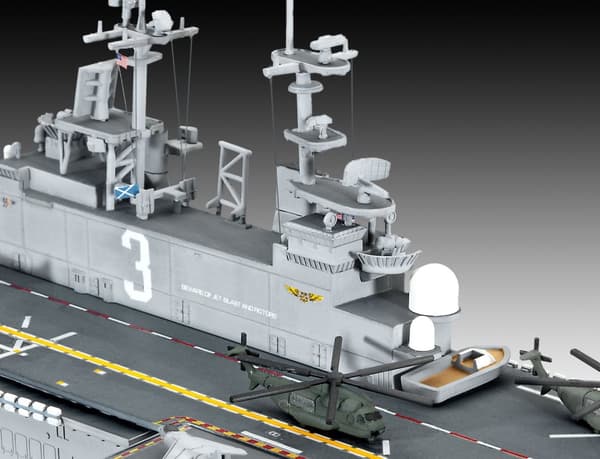 Revell US Navy Assault Carrier Wasp Class 1:700 Mallinrakennussarja