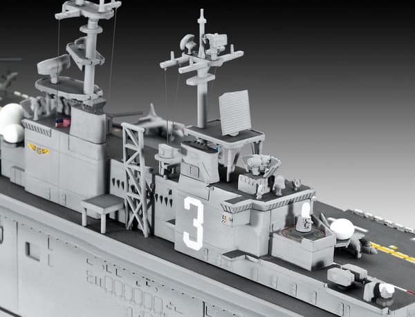 Revell US Navy Assault Carrier Wasp Class 1:700 Mallinrakennussarja
