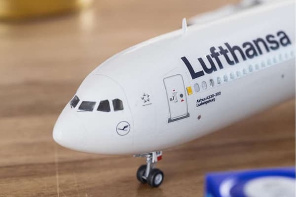 Revell Airbus A330-300 - Lufthansa 'New Livery' 1:144