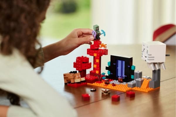 LEGO Minecraft Baghold på Nether Portal - 21255