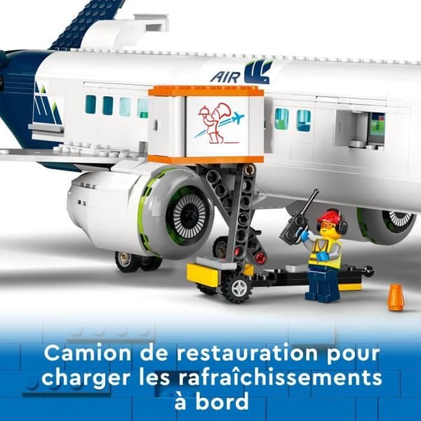 LEGO® City 60367 Flygplansleksak med flygbuss, bogserbåt, bagagebil och 9 minifigurer