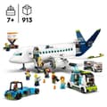 Miniatyrbild 2 av 6: LEGO® City 60367 Flygplansleksak med flygbuss, bogserbåt, bagagebil och 9 minifigurer