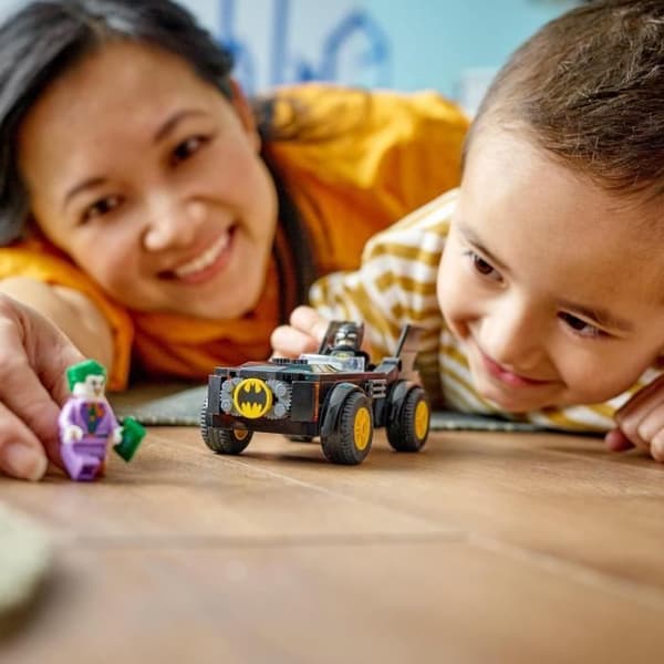 LEGO® DC 76264 The Joker's Pursuit Batmobile leksaksbil med superhjältestartkloss
