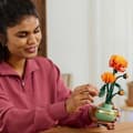 Miniatyrbild 5 av 6: LEGO® Icons 10368 Krysantemum - byggbart blomsterdekorationsset för vuxna