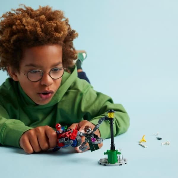 LEGO® 76275 Marvel Motorcykeljakt: Spider-Man vs. Doctor Octopus, leksaksmotorcykel med kanoner