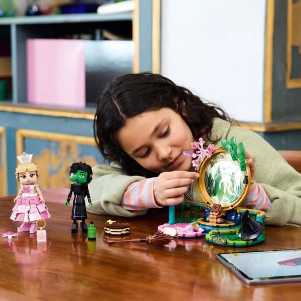 LEGO Wicked 75682 Elphaba och Glinda minifigurer  födelsedagspresentidé