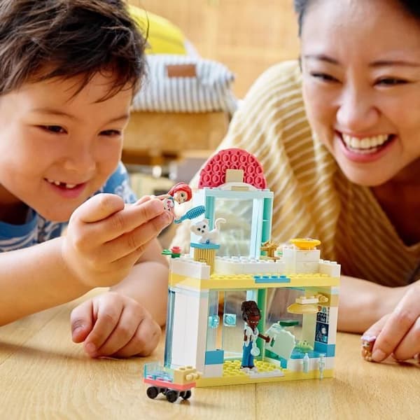 LEGO® 41695 Friends Veterinärkliniken, Leksak för barn +4 år med Mia Mini-docka, Djurfigurer, presentidé